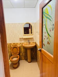 ein Badezimmer mit Toilette und Waschbecken in der Unterkunft Kisandu guest in Mirissa + 4 Fotos