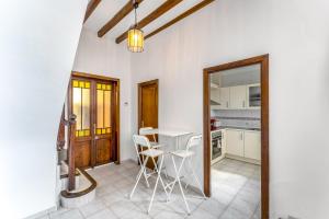 a kitchen with a table and chairs in a room at Rustica, Centrica & Agradable in Palma de Mallorca