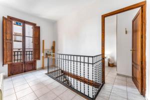 Un pasillo con una puerta de madera y una escalera. en Rustica, Centrica & Agradable, en Palma de Mallorca 5 fotos más