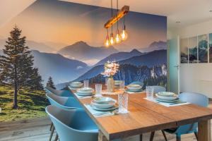 une salle à manger avec une table et des chaises ornée d'une fresque murale de montagne. dans l'établissement Appartement Bergblick, à Stockach 13 autres photos