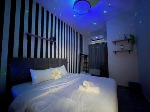 Postel nebo postele na pokoji v ubytování R8 Hotel-style Room With Projector #1min Walk to Ksl City Mall
