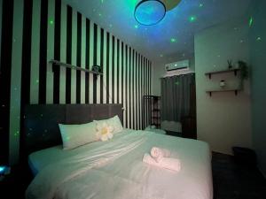 Postel nebo postele na pokoji v ubytování R8 Hotel-style Room With Projector #1min Walk to Ksl City Mall