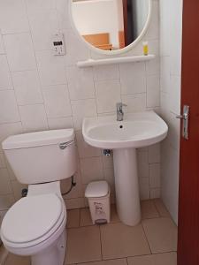 Koupelna v ubytování Denis Hotel