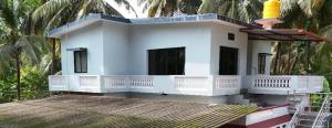 ChittadiLakshmi Stays的一座有屋顶的白色小房子