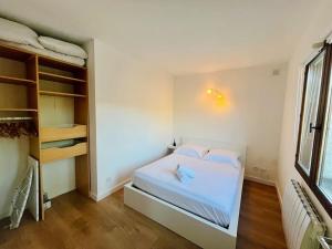 Ένα ή περισσότερα κρεβάτια σε δωμάτιο στο Le Cosy Appart avec parking et balcon