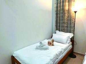 Postel nebo postele na pokoji v ubytování Semenyih Timeless Vintage Stay
