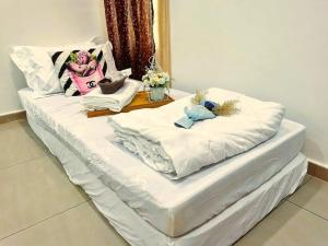 Postel nebo postele na pokoji v ubytování Semenyih Timeless Vintage Stay