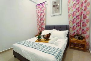 Postel nebo postele na pokoji v ubytování Semenyih Timeless Vintage Stay