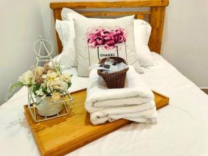Postel nebo postele na pokoji v ubytování Semenyih Timeless Vintage Stay
