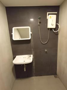 Koupelna v ubytování XX GO INN Silom BTS Surasak Station - โกอินน์ สีลม บีทีเอส สถานีสุรศักดิ์