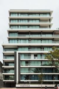 een hoog gebouw met veel ramen bij Warwick 30C in Kaapstad