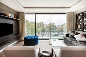 een woonkamer met een bank en een groot raam bij Warwick 30C in Kaapstad