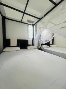 Letto o letti in una camera di Shanika Beach Inn