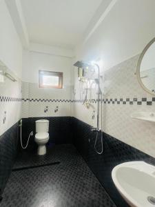 un bagno con un water e un lavandino di Shanika Beach Inn a Tangalle Altre 37 foto