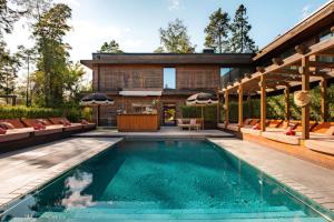 una piscina en el patio trasero de una casa en Ellery Beach House, en Lidingö