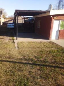 un edificio con un garaje con un coche aparcado debajo en Departamento JANA 2, en Alta Gracia 7 fotos más