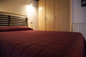 Un dormitorio con una cama grande con una manta roja. en Duplex en casco antiguo con WIFI, en Toledo