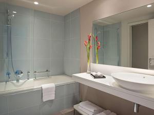 Ванная комната в Cures Marines Hotel Thalasso & Spa Trouville - MGallery Collection