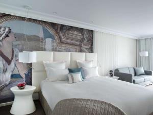 Кровать или кровати в номере Cures Marines Hotel Thalasso & Spa Trouville - MGallery Collection
