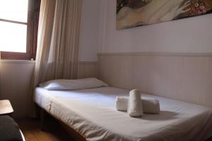 a bedroom with a bed with two towels on it at Aires de gredos/bajo in Candeleda