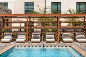 Bazén v ubytování Home2 Suites By Hilton East Austin - near Downtown and UT nebo v jeho okolí