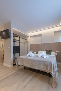ein Schlafzimmer mit einem großen Bett mit Handtüchern darauf in der Unterkunft HALO Vigo CUATRO in Vigo