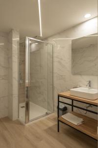 ein Badezimmer mit Dusche und Waschbecken in der Unterkunft HALO Vigo CUATRO in Vigo