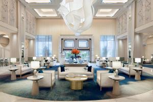 拉斯维加斯Crockfords Las Vegas, LXR Hotels & Resorts at Resorts World的大堂配有沙发、桌子和吊灯