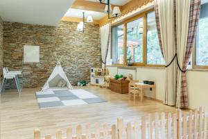 pokój zabaw dla dzieci z ceglaną ścianą w obiekcie Hotel Maria & Spa w mieście Szczawnica