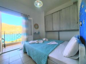 Postel nebo postele na pokoji v ubytování Faros studios Kalymnos