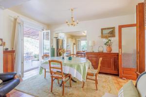 a dining room with a table and chairs at Maison du Fangu - Da Simone - Maison de 160 m2 in Galeria