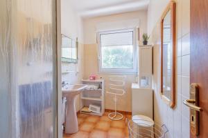 a small bathroom with a sink and a window at Maison du Fangu - Da Simone - Maison de 160 m2 in Galeria +12 photos