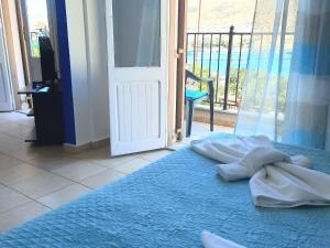 Postel nebo postele na pokoji v ubytování Faros studios Kalymnos
