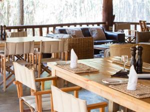 Restaurace v ubytování Honeyguide Ranger Camp