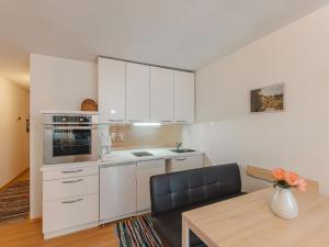 Kuchyň nebo kuchyňský kout v ubytování Apartment Haus Achenstrasse-2 by Interhome