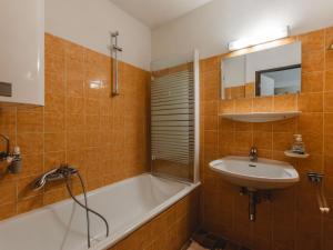 Koupelna v ubytování Apartment Haus Achenstrasse-2 by Interhome