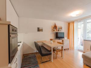 TV a/nebo společenská místnost v ubytování Apartment Haus Achenstrasse-2 by Interhome