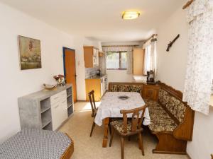 kuchnia ze stołem, małym stołem i krzesłami w obiekcie Holiday Home Schwarzenegg by Interhome w mieście Wagrain