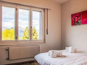 um quarto com duas camas e uma janela em Apartment Les Arolles A1 by Interhome em Nendaz