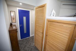 ein Flur mit einer blauen Tür in einem Zimmer in der Unterkunft Viewcliff in Scalloway