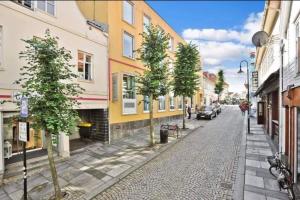 a cobblestone street in a city with buildings at Hjertet av Stavanger in Stavanger