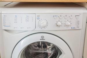 una lavatrice e un'asciugatrice bianche in una stanza di Nafplia Guesthouse 1 a Nauplia