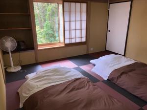 Kama o mga kama sa kuwarto sa 安曇野市穂高温泉郷Vila湯仙望