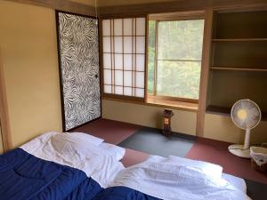Kama o mga kama sa kuwarto sa 安曇野市穂高温泉郷Vila湯仙望