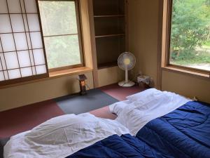 Kama o mga kama sa kuwarto sa 安曇野市穂高温泉郷Vila湯仙望
