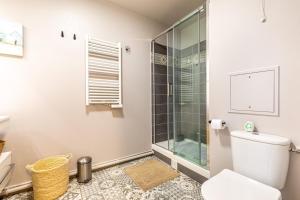 Un baño con ducha de cristal y un inodoro. en GuestReady - Charmant Apt pour 2 près de Paris, en Saint-Ouen