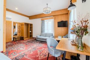 salon ze stołem i krzesłami w obiekcie Hotel Maria & Spa w mieście Szczawnica