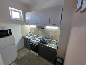 Dapur atau dapur kecil di Apartman Sweet Dreams