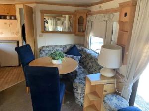 Predel za sedenje v nastanitvi Compact Holiday Home