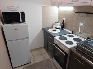 Dapur atau dapur kecil di Apartman Sweet Dreams